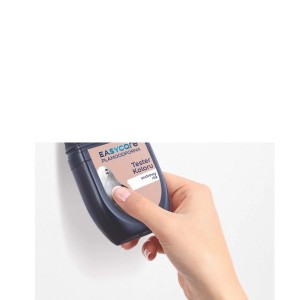 Ręka trzyma wałek do malowania ścian Easycare, odcień pudrowy róż.