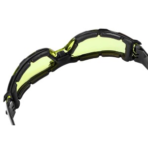 Okulary ochronne t.b.t. z żółtymi szkłami.