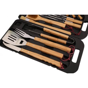 Zestaw akcesoriów do grilla t.b.t. w walizce: łopatka, szczypce, widelec, nóż, pędzel i szpikulce z drewnianymi uchwytami.
