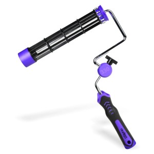 Wałek malarski t.b.t. z fioletowymi akcentami.