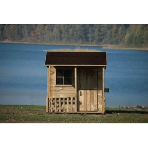 Drewniany domek do zabawy t.b.t. z oknem i drzwiami na tle błękitnego jeziora.