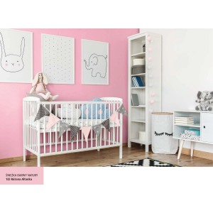 Różowy pokój dziecięcy z łóżeczkiem, regałem i dekoracjami. Kolorowa farba do ścian.