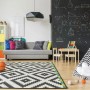 Pokój dziecięcy z magnetyczną ścianą, namiotem do zabawy, dywanem i meblami.