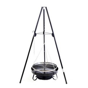 Czarny grill trójnożny z rusztem i łańcuchem.