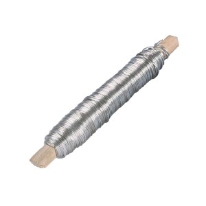 Drut wiązałkowy ocynkowany, grubość 0,7 mm, długość 40 m, nawinięty na drewniany pręt.