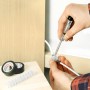 Użycie zestawu instalacyjnego: próbnik napięcia, listwa zaciskowa i taśma izolacyjna w użyciu.