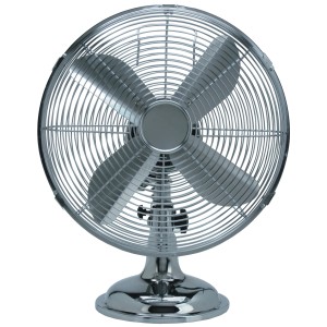 Chromowany wentylator stołowy z trzema łopatkami i osłoną.