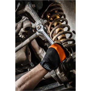 Ręka w rękawicy roboczej t.b.t. używa klucza na samochodzie.