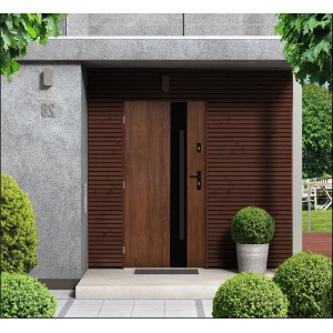 Nowoczesne drewniane drzwi wejściowe z czarną wstawką szklaną i czarną klamką.