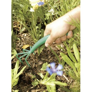 Pazurki do kwiatów LUX Classic w użyciu do spulchniania gleby w rabacie.