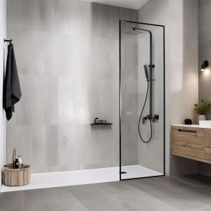 Nowoczesna łazienka z czarnym zestawem prysznicowym i szarymi płytkami.