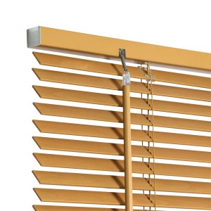 Zbliżenie drewnianej żaluzji o naturalnym wyglądzie drewna.