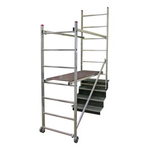 Ruszt jezdny Krause Corda 3 m z kółkami, ustawiony przed schodami. Aluminiowa rama z platformą.