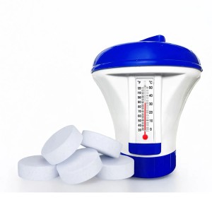 Niebiesko-biały pływak dozujący z termometrem i tabletkami chloru do basenu.