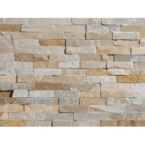 Okładzina ścienna z kamienia naturalnego w odcieniach beżu i brązu.