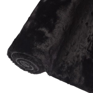 Zwinięty czarny dywan shaggy