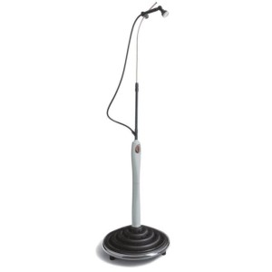 Wolnostojący prysznic ogrodowy z okrągłą podstawą i głowicą prysznicową.