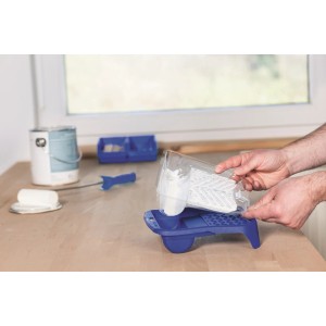 Niebieski wałek do malowania z kuwetą i wałkiem w opakowaniu.