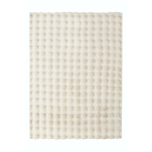 Beżowy dywan shaggy t.b.t. z kwadratowym wzorem.