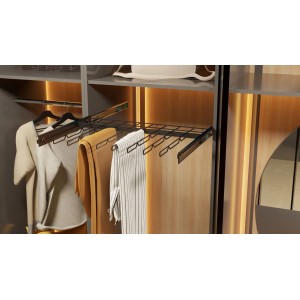 Drążek na spodnie i bluzki w systemie szafy.