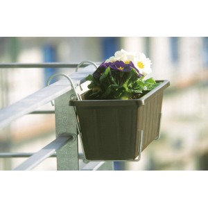 Skrzynka na kwiaty z uchwytem na balustradzie balkonu, obsadzona kolorowymi kwiatami.