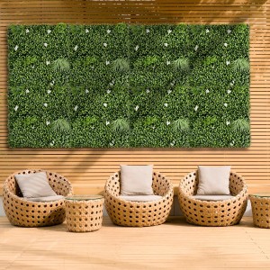 Zielona mata t.b.t. jako osłona na drewnianym ogrodzeniu, z meblami ogrodowymi na pierwszym planie.