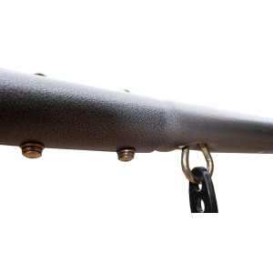 Zbliżenie szarego drążka huśtawki ze śrubami i zawieszeniem.