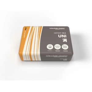 Worek cementu UNI 32,5 Górażdże Cement, odpowiedni do fundamentów i murów.