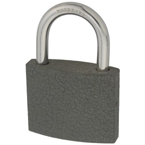 Szara kłódka t.b.t. z hartowanym stalowym pałąkiem dla zwiększenia bezpieczeństwa.