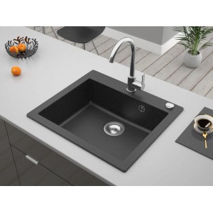 Czarny zlewozmywak granitowy t.b.t. z baterią na blacie kuchennym.