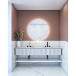 Nowoczesna łazienka z okrągłym lustrem LED, podwójną umywalką i efektem marmuru.