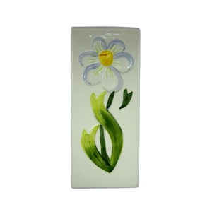 Dekoracyjna płytka ścienna z kwiatowym reliefem do łazienki lub kuchni.