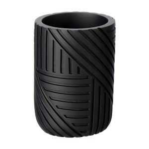 Czarny kubek na szczoteczki do zębów z rowkowanym wzorem, część zestawu akcesoriów łazienkowych.