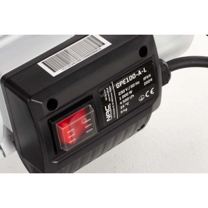 Zbliżenie pompy do oczka wodnego. Widoczny włącznik i dane techniczne.