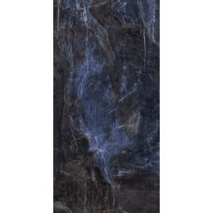 Ciemna płytka podłogowa z efektem marmuru do użytku wewnątrz i na zewnątrz.