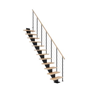 Nowoczesne schody wewnętrzne z jasnymi drewnianymi stopniami, czarnymi wspornikami i balustradą z linek stalowych.