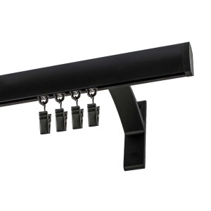 Czarny karnisz t.b.t. z wspornikiem i ślizgaczami.