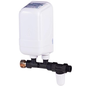 Przepływowy ogrzewacz wody t.b.t., biała plastikowa obudowa z czarnym złączem.