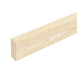 Strugana deska drewniana, jasny kolor drewna, wyraźnie widoczne słoje.