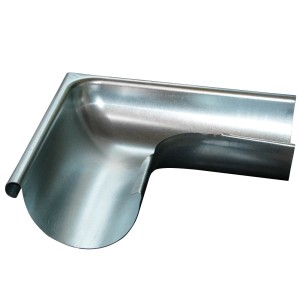 Metalowa rynna dachowa, widok szczegółowy. Srebrna metalowa rynna.