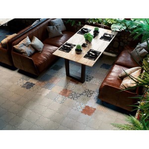 Ułożone płytki podłogowe t.b.t. w restauracji ze stołem i ławką.