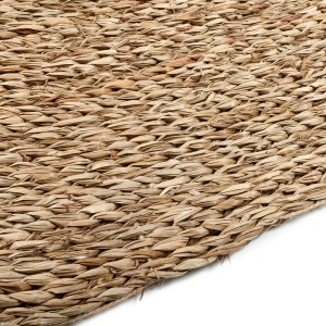 Zbliżenie na tkany dywan z włókien naturalnych.