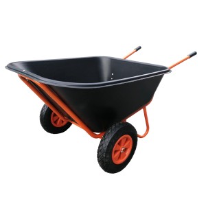 Czarny taczka z pomarańczową ramą do prac ogrodowych.