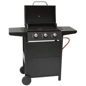 Czarny grill gazowy z trzema palnikami, otwartą pokrywą i półkami bocznymi.