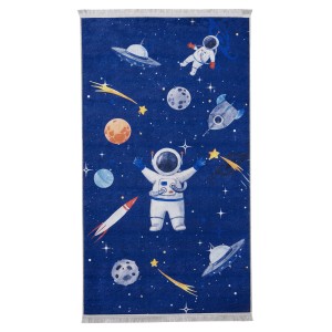 Niebieski dywan z motywem kosmosu: astronauci, planety i gwiazdy. Dywan z krótkim włosiem dla dzieci.