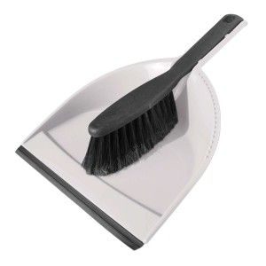 Zestaw: biała zmiotka i szufelka z czarną szczotką do sprzątania.