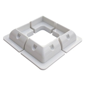 Białe łączniki narożne t.b.t. do systemów fotowoltaicznych.