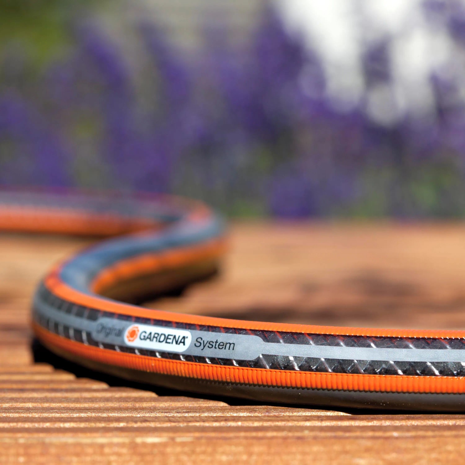 Wąż ogrodowy Gardena Comfort High Flex, Ø 13 mm, 15 m, z Power Grip na drewnie