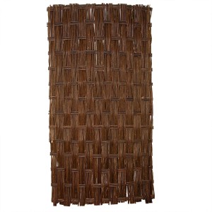 Tkana brązowa mata wiklinowa jako osłona prywatności do ogrodu.