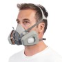 Maska 3M 6002 do malowania, respirator z filtrami, noszona przez mężczyznę.